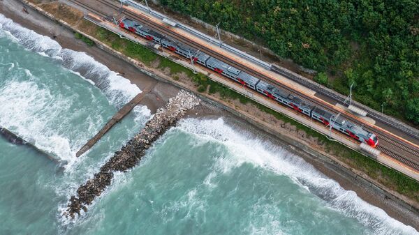 Железная дорога на побережье черного моря в Туапсинском районе