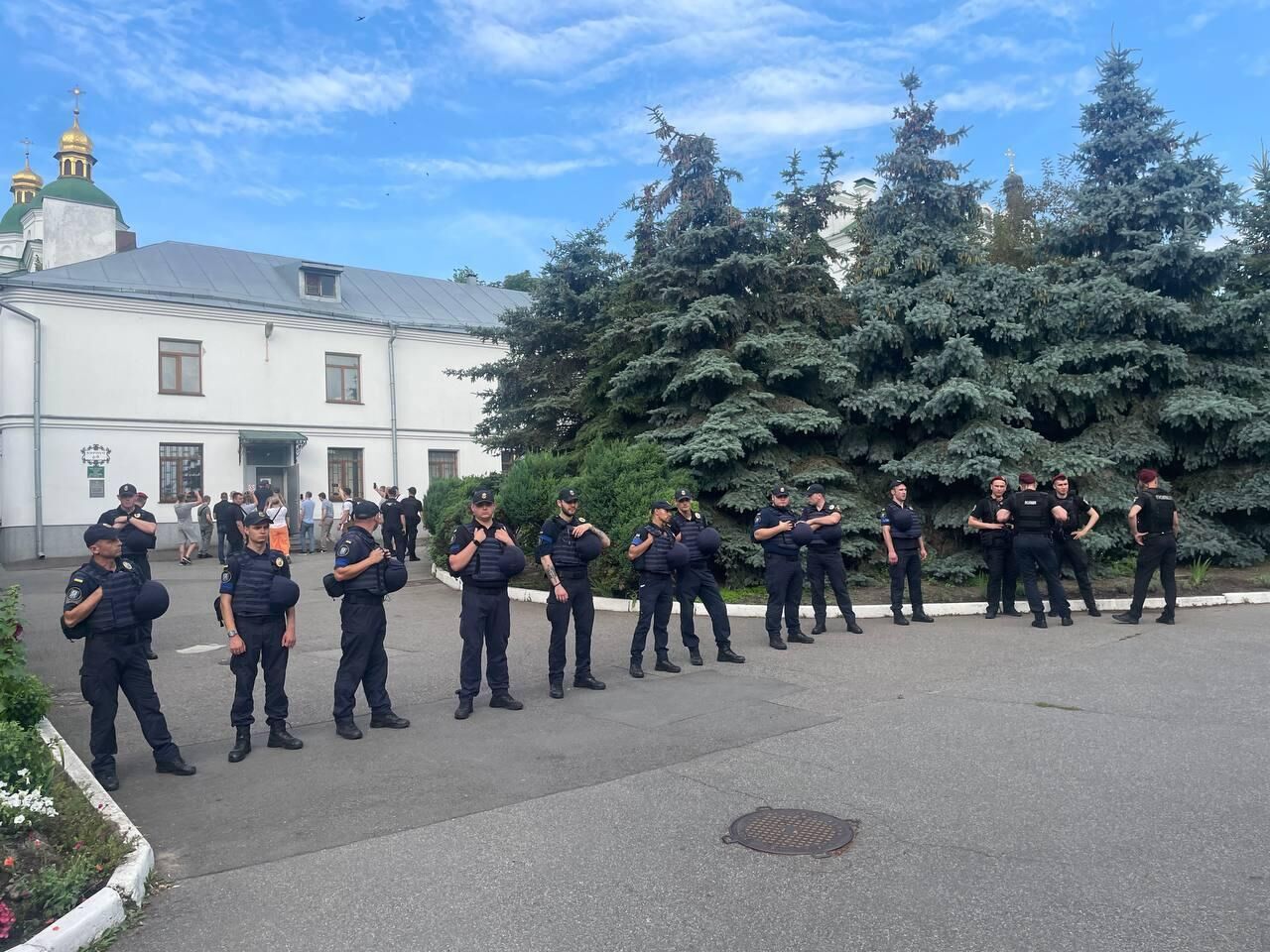 Комиссия минкультуры Украины сегодня утром приехала в Киево-Печерскую лавру в сопровождении полиции Комиссия минкультуры Украины сегодня утром приехала в Киево-Печерскую лавру в сопровождении полиции - РИА Новости, 1920, 10.07.2025
