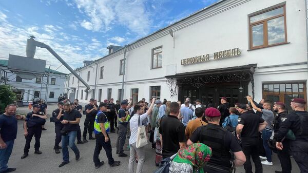 Комиссия минкультуры Украины сегодня утром приехала в Киево-Печерскую лавру в сопровождении полиции