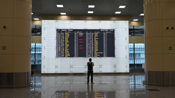 Табло вылетов в зале нового сегмента пассажирского терминала Т2 московского аэропорта Домодедово