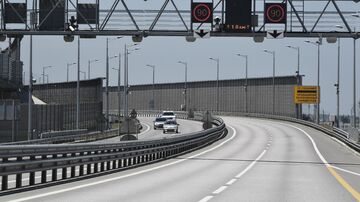 Автомобили на Крымском мосту Автомобили на Крымском мосту
