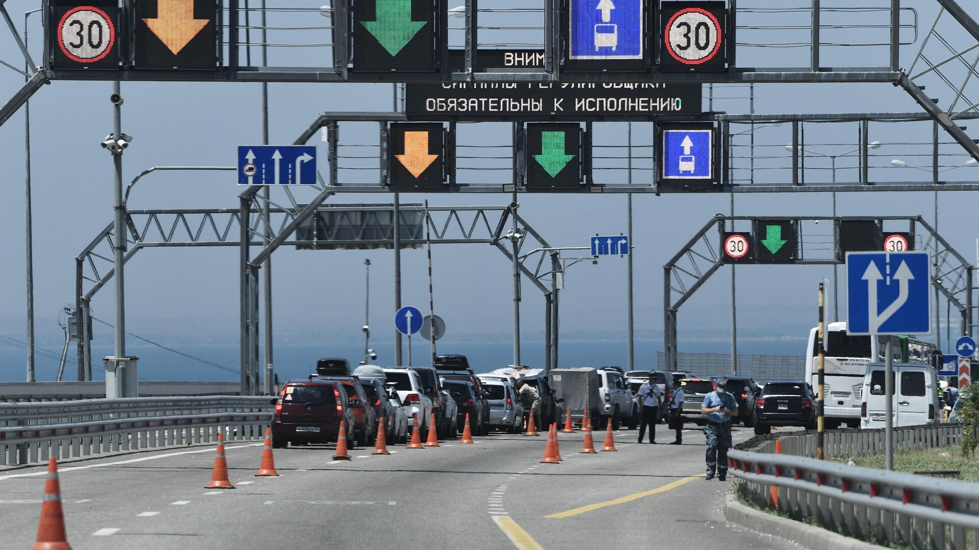 Пункт досмотра транспортных средств у въезда на Крымский мост0