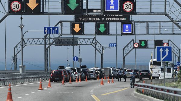 Пункт досмотра транспортных средств у въезда на Крымский мост. Архивное фото