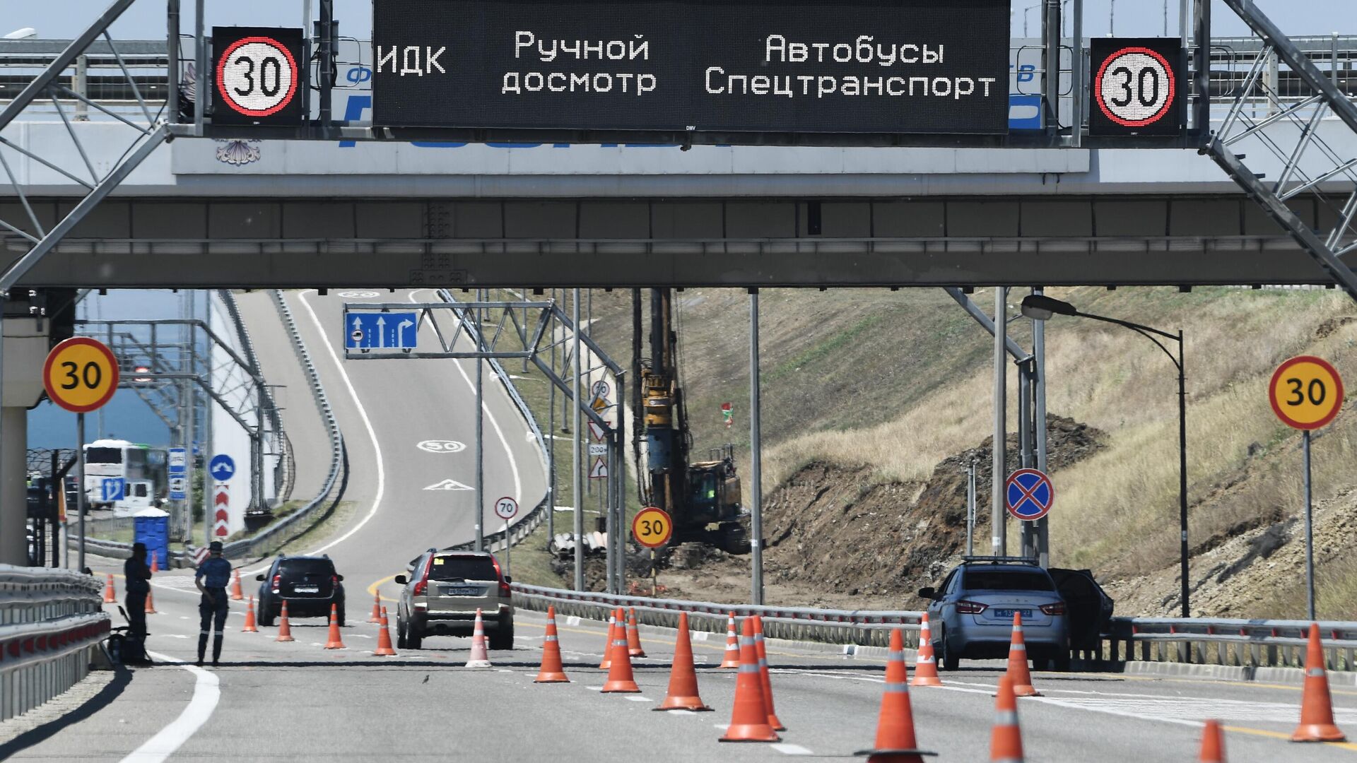 Пункт досмотра транспортных средств у въезда на Крымский мост - РИА Новости, 1920, 24.08.2024