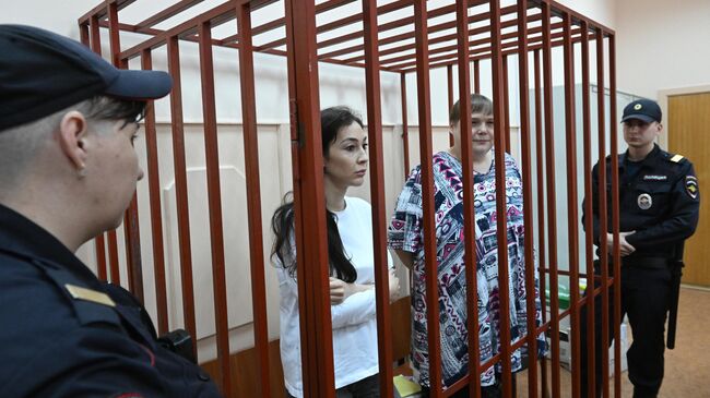 Администраторы Telegram-канала Адские бабки Ольга Архарова и Александра Баязитова, обвиняемые в вымогательстве, во время заседания в Басманном суде Москвы