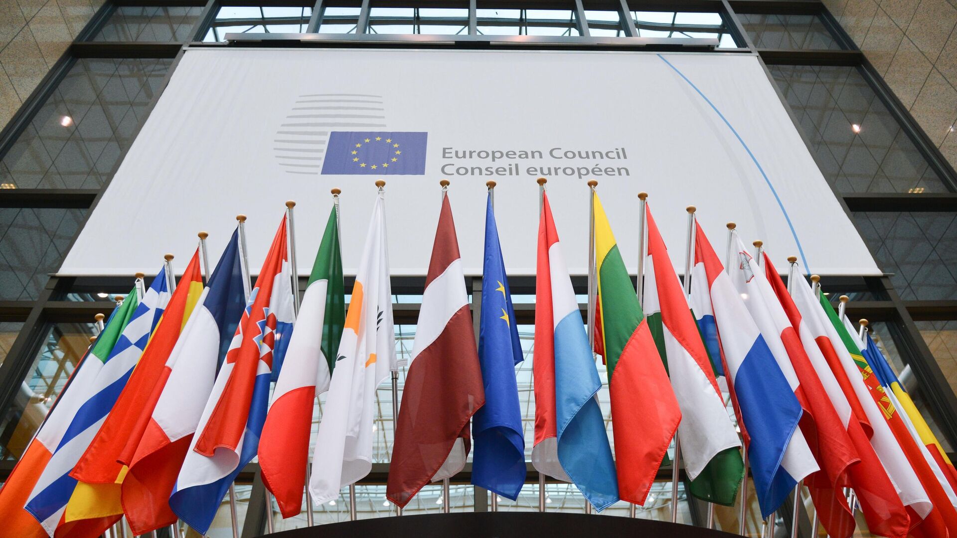 Флаги стран-участниц саммита ЕС в Брюсселе - РИА Новости, 1920, 22.03.2024