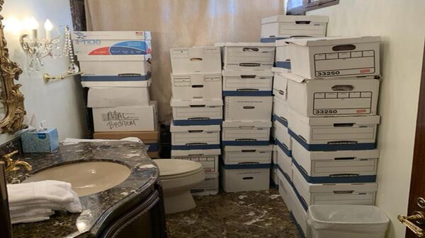 Коробки с документами, хранящиеся в ванной комнате в поместье Трампа Мар-а-Лаго в Палм-Бич, штат Флорида