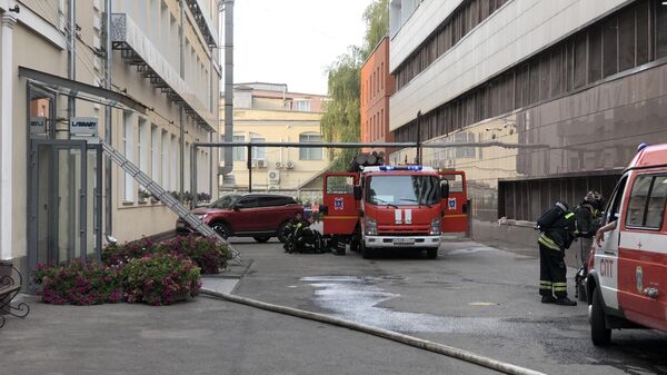 Пожарно-спасательные подразделения у бизнес-центра на 3-й ул. Ямского Поля, где произошло возгорание
