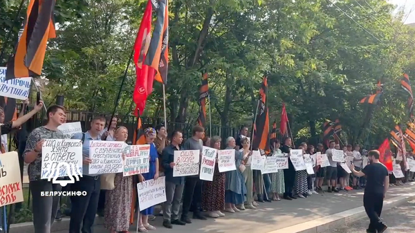 Митинг в поддержку правозащитника, главы Российского антиглобалистского движения Александра Ионова прошел в Москве у посольства США
