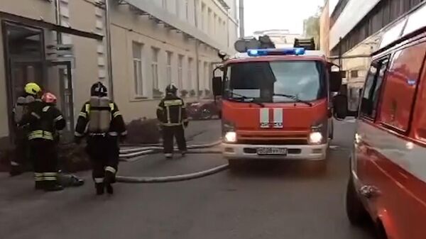 Работа пожарных на месте возгорания в здании около Кафе Пушкинъ