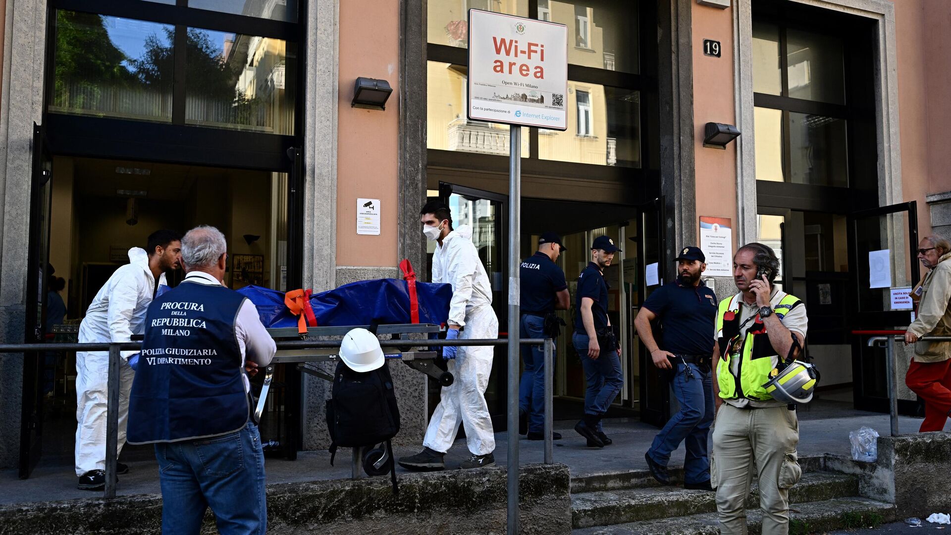 Сотрудники полиции на месте пожара в доме для престарелых в Милане, Италия Сотрудники полиции на месте пожара в доме для престарелых в Милане, Италия - РИА Новости, 1920, 07.07.2023