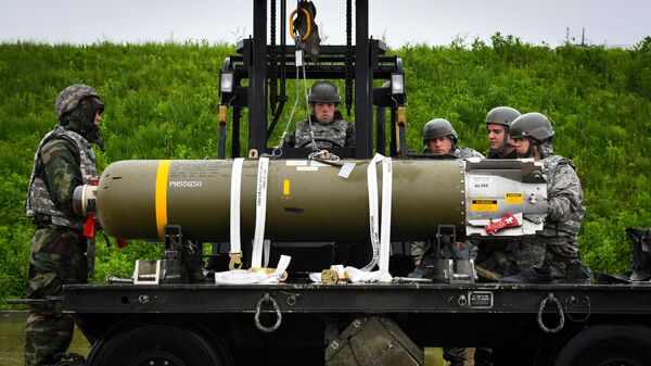 Американские военные грузят кассетную бомбу во время учений. Архивное фото