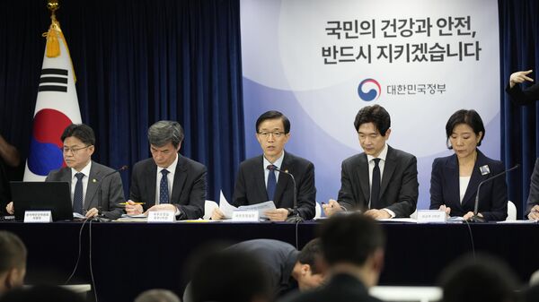 Министр Управления по координации государственной политики Южной Кореи Бан Мун Гю выступает на брифинге в Сеуле