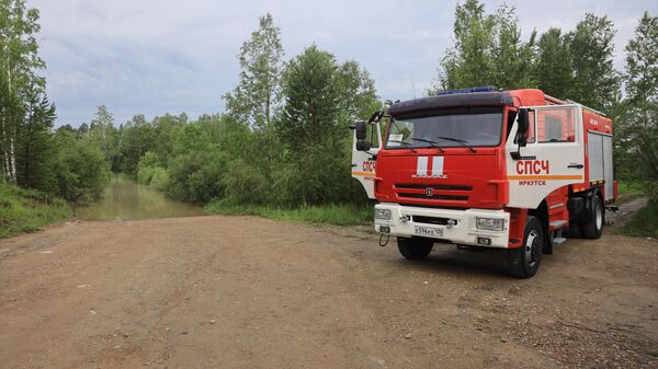 Автомобиль специализированной пожарно-спасательной части, прибывший для ликвидации последствий подтопления в Иркутской области