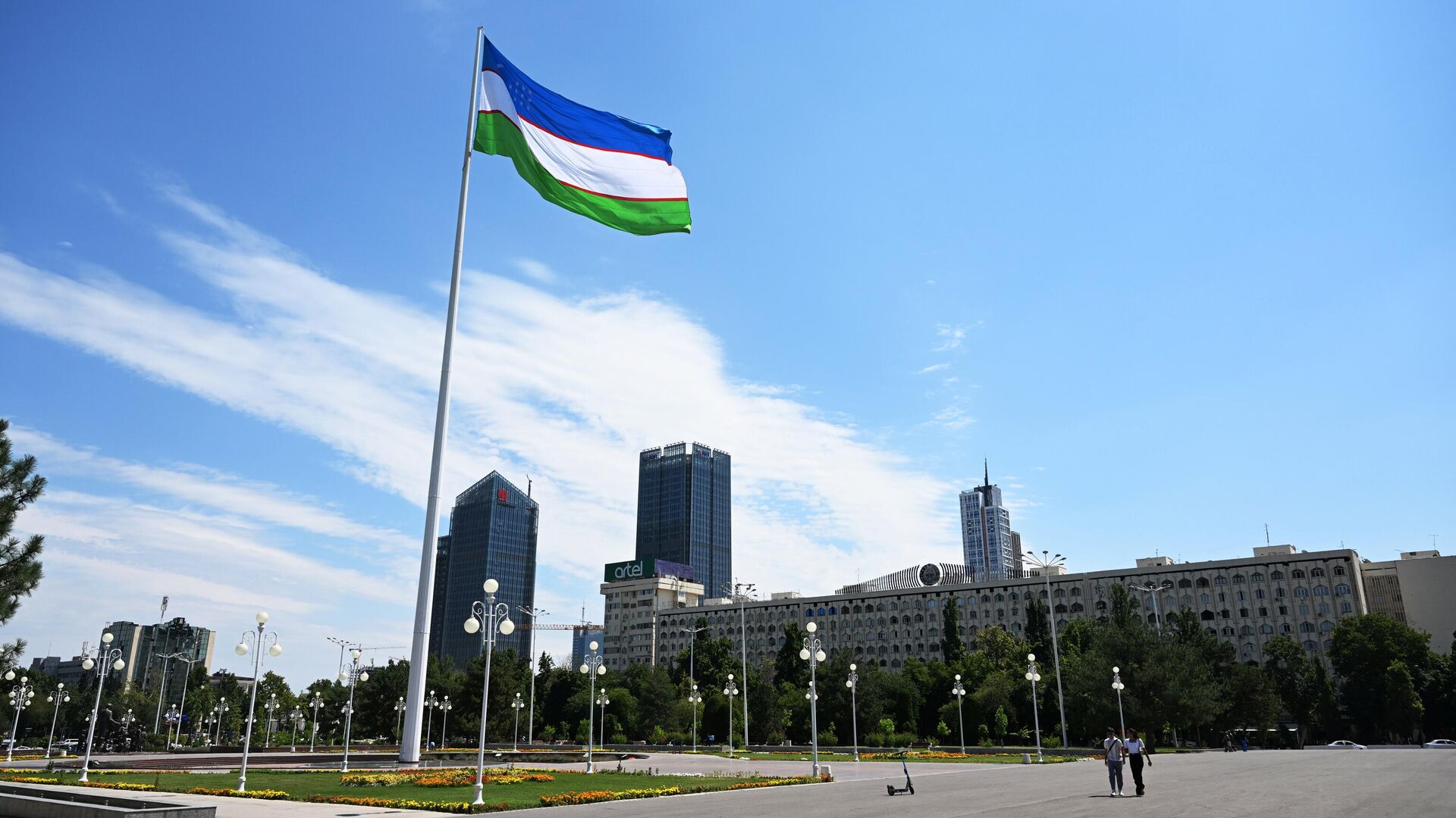 Государственный флаг Узбекистана на площади Дружбы народов в Ташкенте - РИА Новости, 1920, 29.08.2023