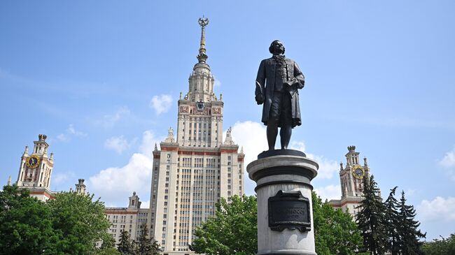 Памятник М. В. Ломоносову перед главным зданием Московского государственного университета имени М. В. Ломоносова на Воробьевых горах