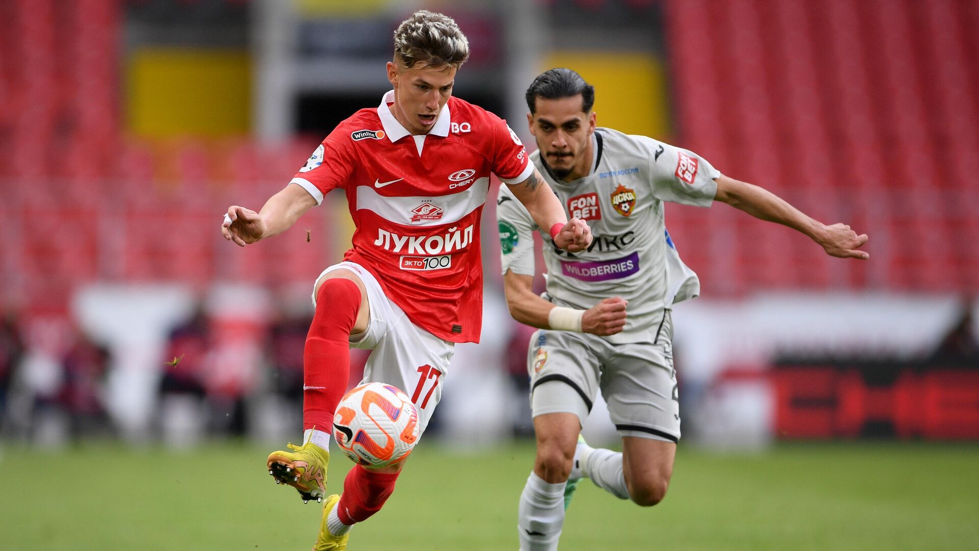 Игрок Спартака Антон Зиньковский (слева) и игрок ЦСКА Хесус Медина - РИА Новости, 1920, 08.07.2023