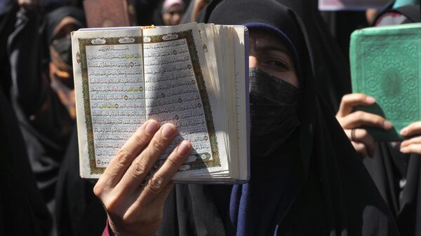 Участники акции против сожжения Корана