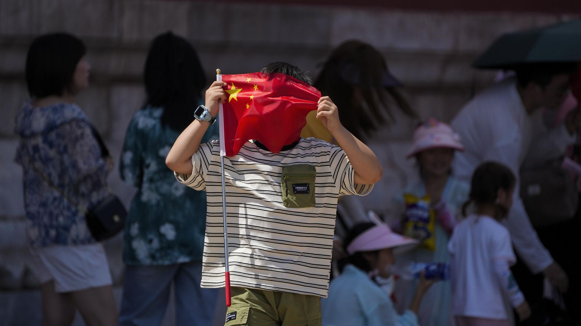 Мальчик держит китайский флаг в очереди возле входа в Запретный город в Пекине - РИА Новости, 1920, 08.07.2023