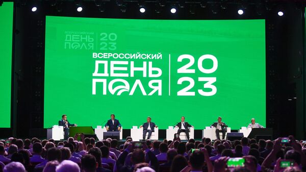  Раис Республики Татарстан Рустам Минниханов на пленарном заседании выставки Всероссийский день поля 