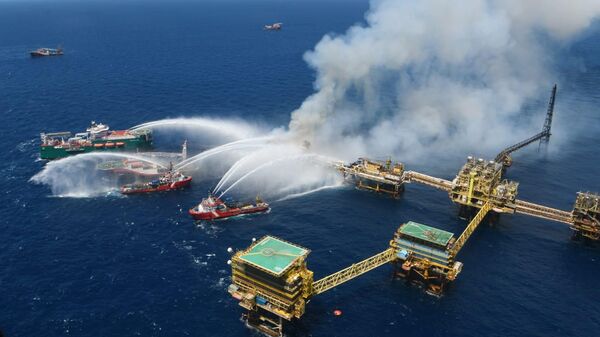 Тушение пожара на платформе мексиканской нефтегазовой корпорации Pemex в Мексиканском заливе