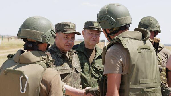 Министр обороны РФ Сергей Шойгу проводит проверку организации боевой подготовки военнослужащих на полигонах Южного военного округа