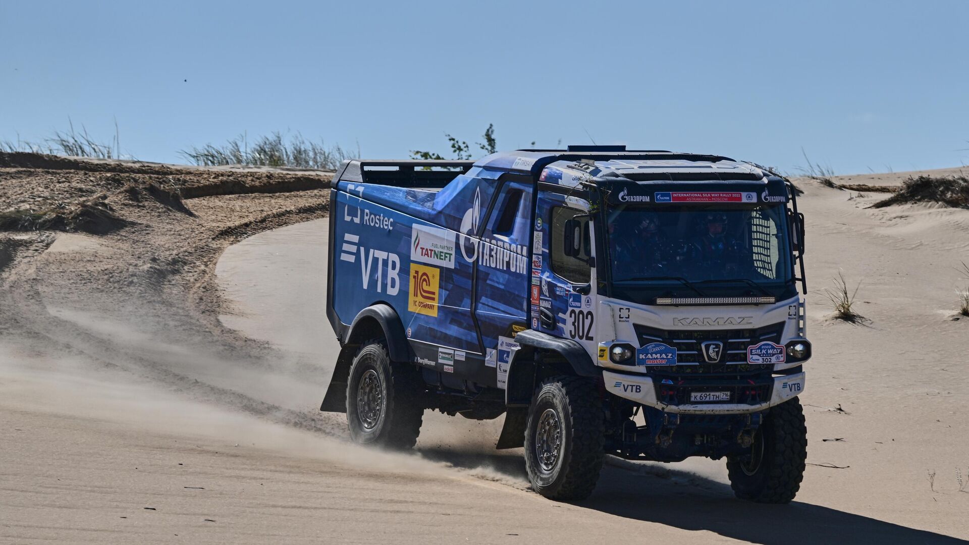 Экипаж команды KAMAZ-Master в составе Эдуарда Николаева и Евгения Яковлева на участке Волгоград - Липецк 9-го этапа ралли Шелковый путь - 2022. - РИА Новости, 1920, 08.07.2023