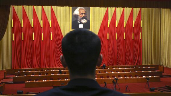 Портрет Карла Маркса в Большом зале Дома народных собраний в Пекине, Китай