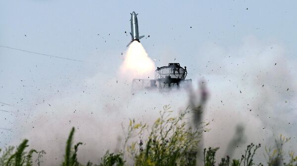 Зенитный ракетный комплекс Оса ведет огонь по цели на Южном направлении СВО. Архивное фото