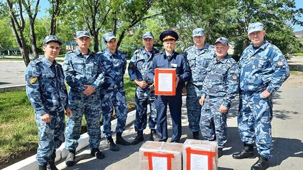 В рамках Всероссийской акции Своих не бросаем сотрудники ОК УФСИН России по Магаданской области собрали продукты питания и предметы первой необходимости для участников СВО - РИА Новости, 1920, 10.07.2023