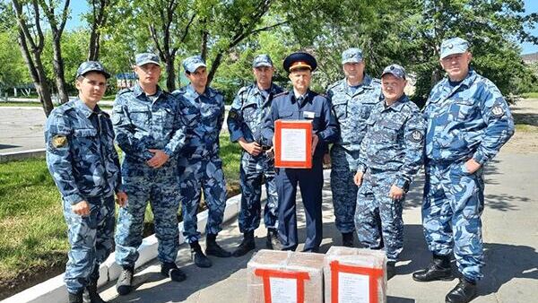 В рамках Всероссийской акции Своих не бросаем сотрудники ОК УФСИН России по Магаданской области собрали продукты питания и предметы первой необходимости для участников СВО - РИА Новости, 1920, 10.07.2023