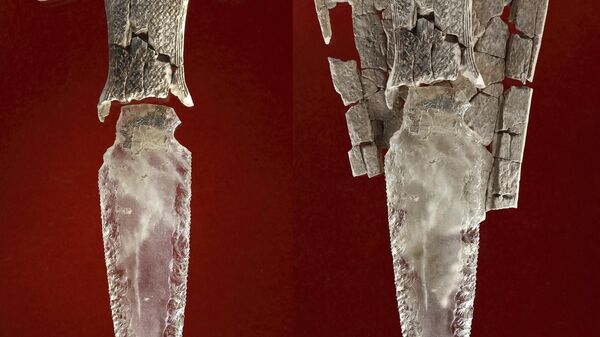 Кинжал из горного хрусталя с рукоятью из слоновой кости и ножнами, обнаруженный в гробнице в Валенсине, Испания, возраст которой составляет от 3200 до 2200 лет 