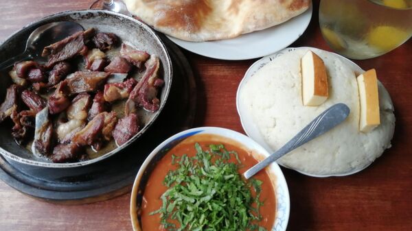 Аутентичный обед в абхазской апацхе: копченое мясо, фасоль, мамалыга с сыром, лаваш