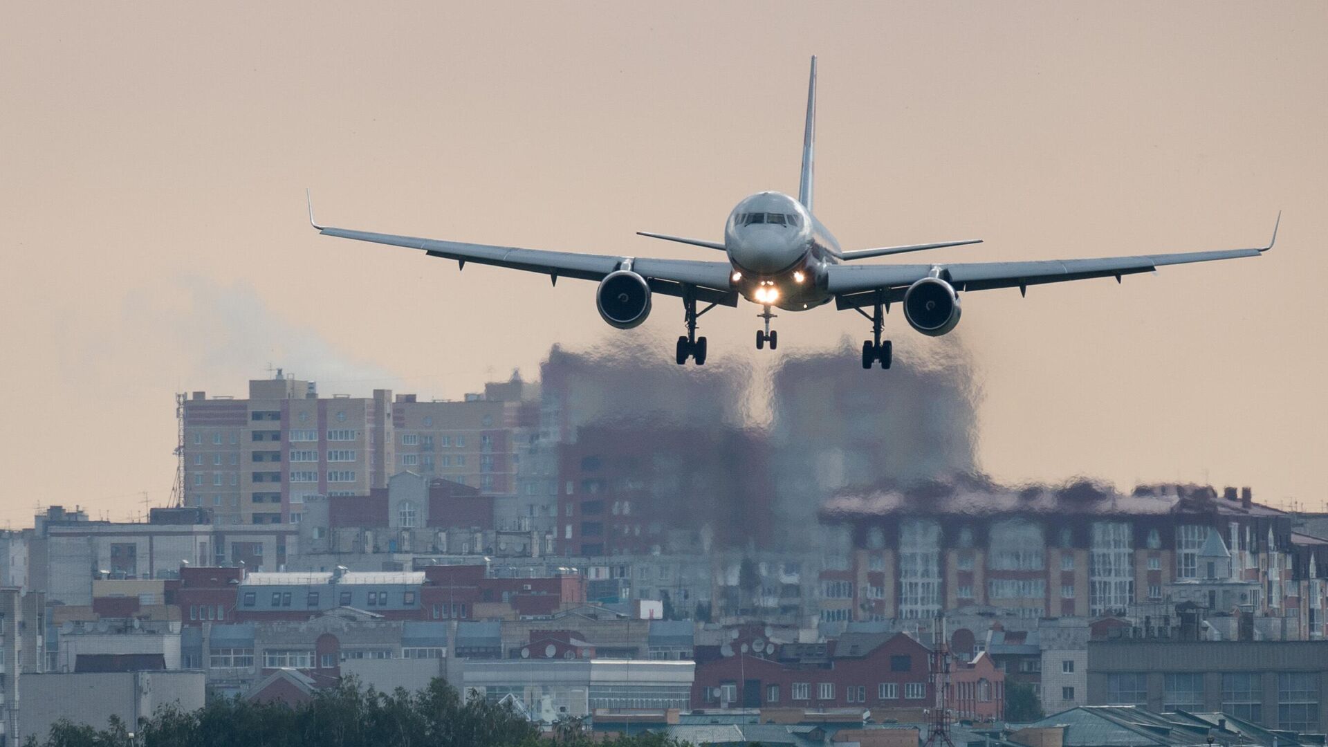 Самолет заходит на посадку в международном аэропорту Омск-Центральный - РИА Новости, 1920, 10.07.2023