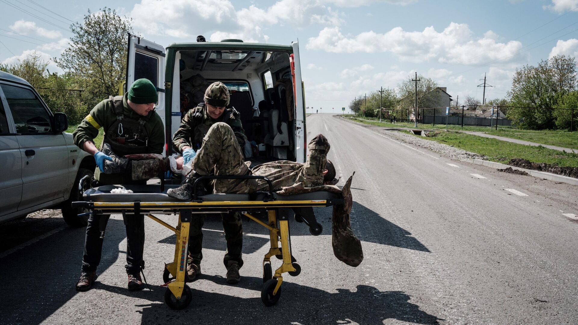 Украинские военнослужащие эвакуируют раненного - РИА Новости, 1920, 27.07.2023