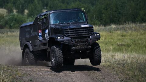 Экипаж команды КАМАЗ-мастер в составе Эдуарда Николаева, Евгения Яковлева и Богдана Каримова