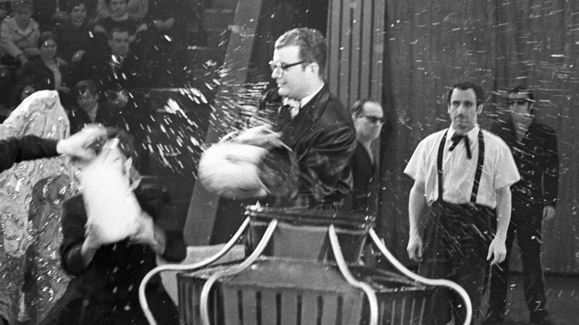 Иллюзионист Эмиль Кио выступает на арене цирка. 1971 год  - РИА Новости, 1920, 12.07.2023