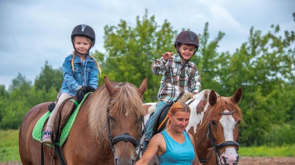 Фотопрогулку на лошадях для семей участников СВО организовали в Балашихе