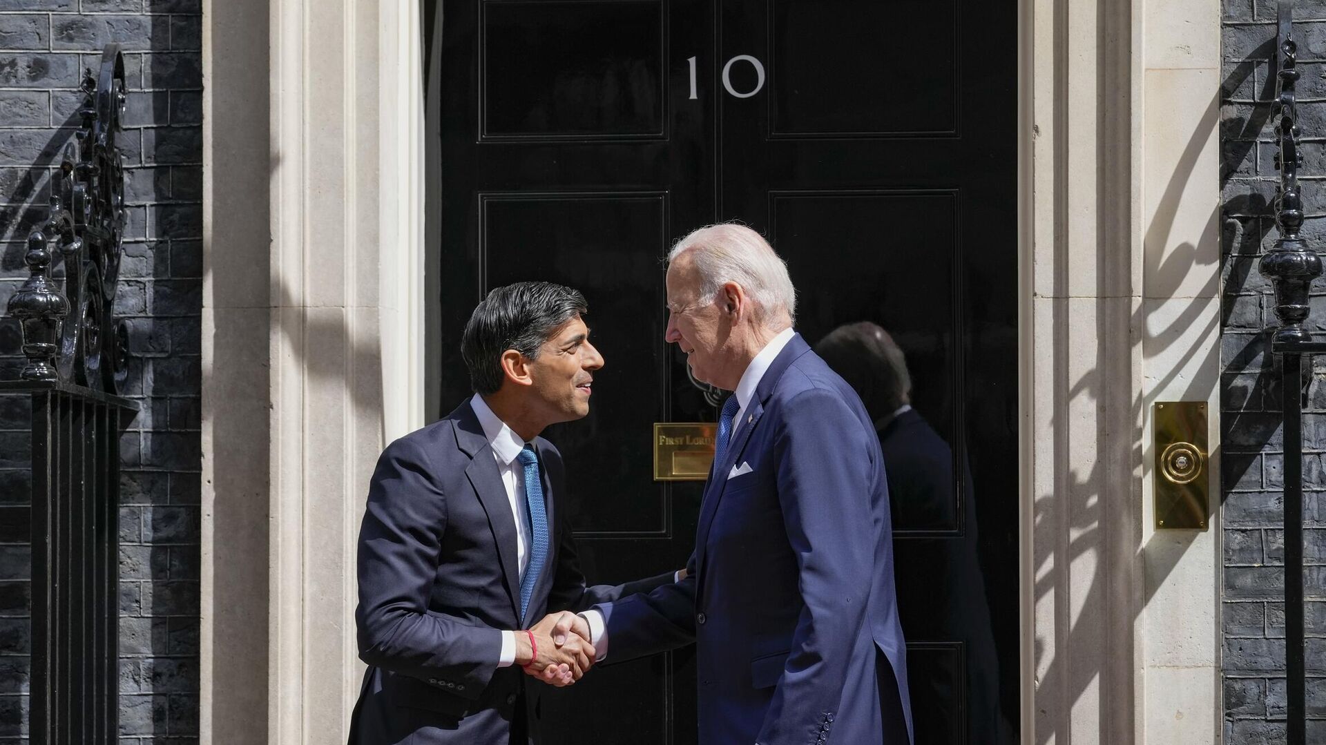 Премьер-министр Великобритании Риши Сунак и президент США Джо Байден во время встречи в Лондоне. 10 июля 2023 - РИА Новости, 1920, 10.07.2023