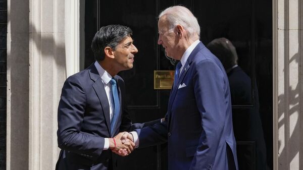 Премьер-министр Великобритании Риши Сунак и президент США Джо Байден во время встречи в Лондоне. 10 июля 2023