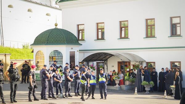 Сотрудники полиции на территории Киево-Печерской лавры