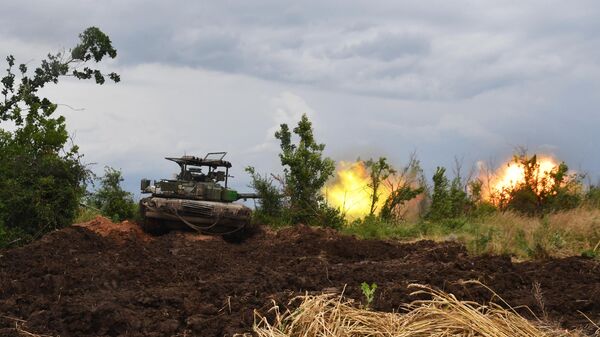Танк Т-80 военнослужащих ВС РФ на огневой позиции в зоне проведения СВО