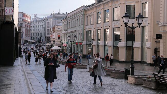 Прохожие на улице Кузнецкий мост