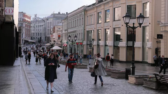 Прохожие на улице Кузнецкий мост