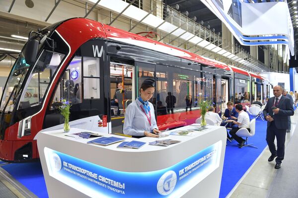 Российский трехсекционный трамвай двухстороннего движения на международной промышленной выставке Иннопром-2023 в Екатеринбурге