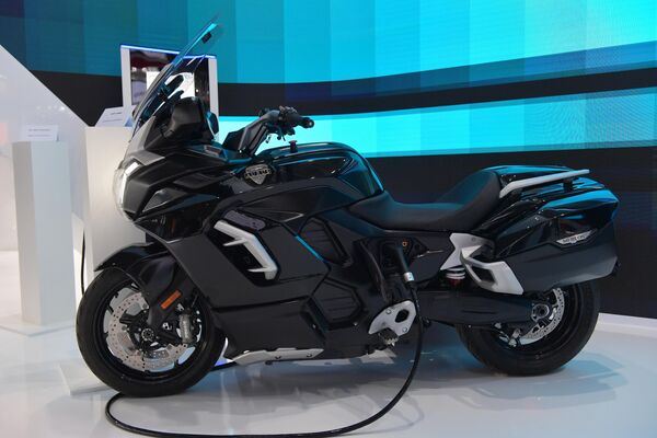 Электрический мотоцикл Aurus Merlon на открытии международной промышленной выставки Иннопром-2023 в Екатеринбурге