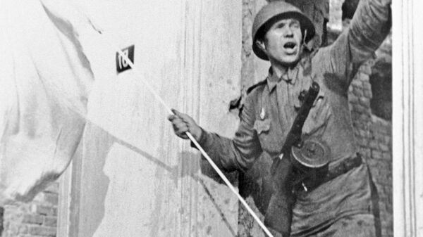 Командир отделения мотострелкового пулеметного батальона 17-й Гвардейской танковой бригады Гвардии
сержант Николай Малашенко в освобожденном городе на Пушкинской улице. Орел, 5 августа 1943 года