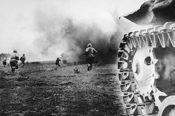 Освобождение Орла от немецко-фашистских захватчиков. Бойцы под прикрытием танков идут в наступление. Орловская область, 1943 год