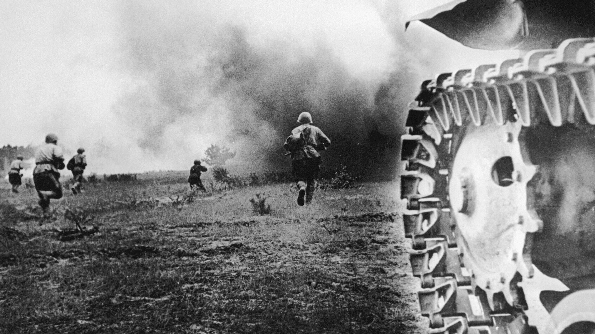  Бойцы под прикрытием танков идут в наступление, 1943 год - РИА Новости, 1920, 20.12.2023