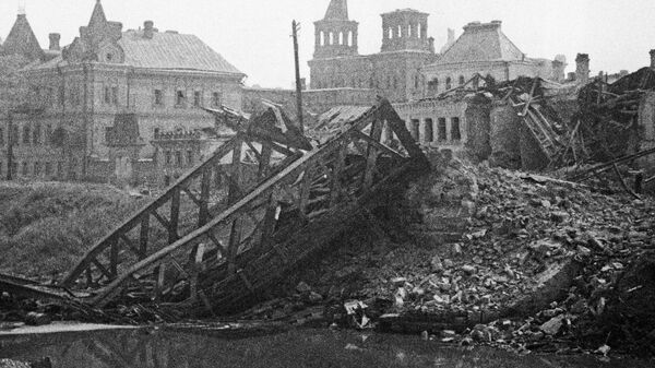 Красный мост через Оку в историческом центре города Орла, взорванный фашистами при отступлении из города, 1943 год